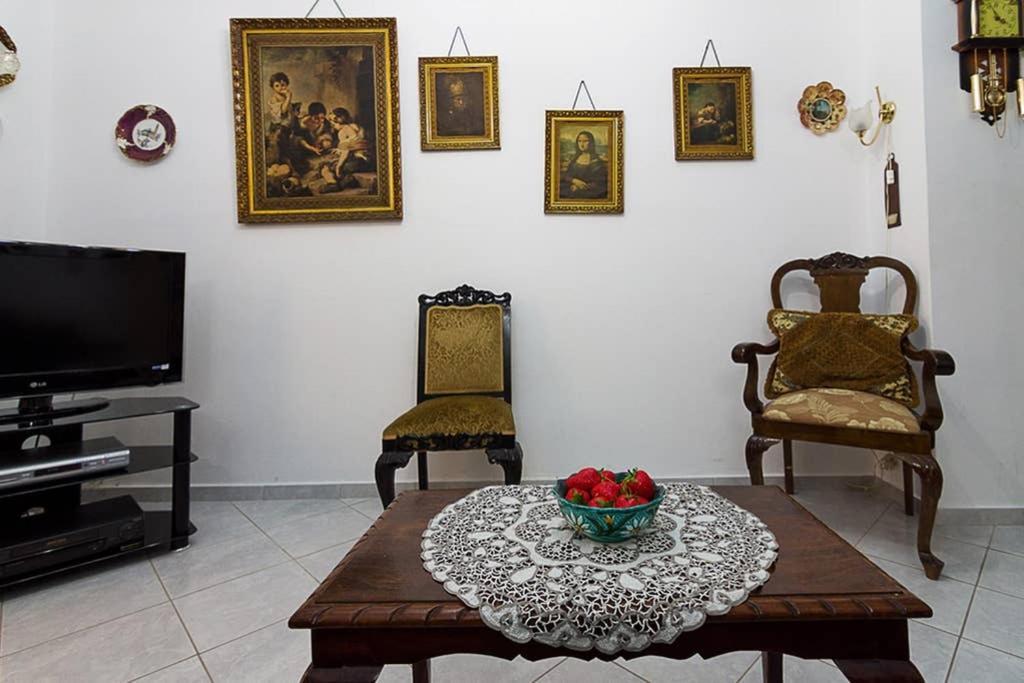 Vintage Style Apartment With Beautiful Backyard アテネ エクステリア 写真