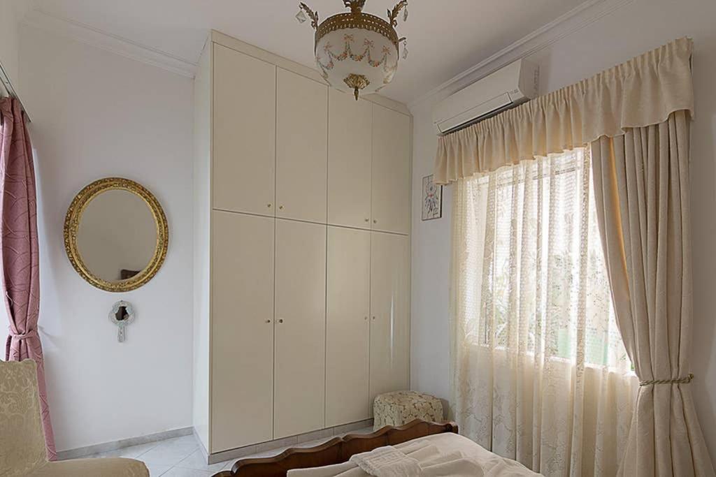 Vintage Style Apartment With Beautiful Backyard アテネ エクステリア 写真