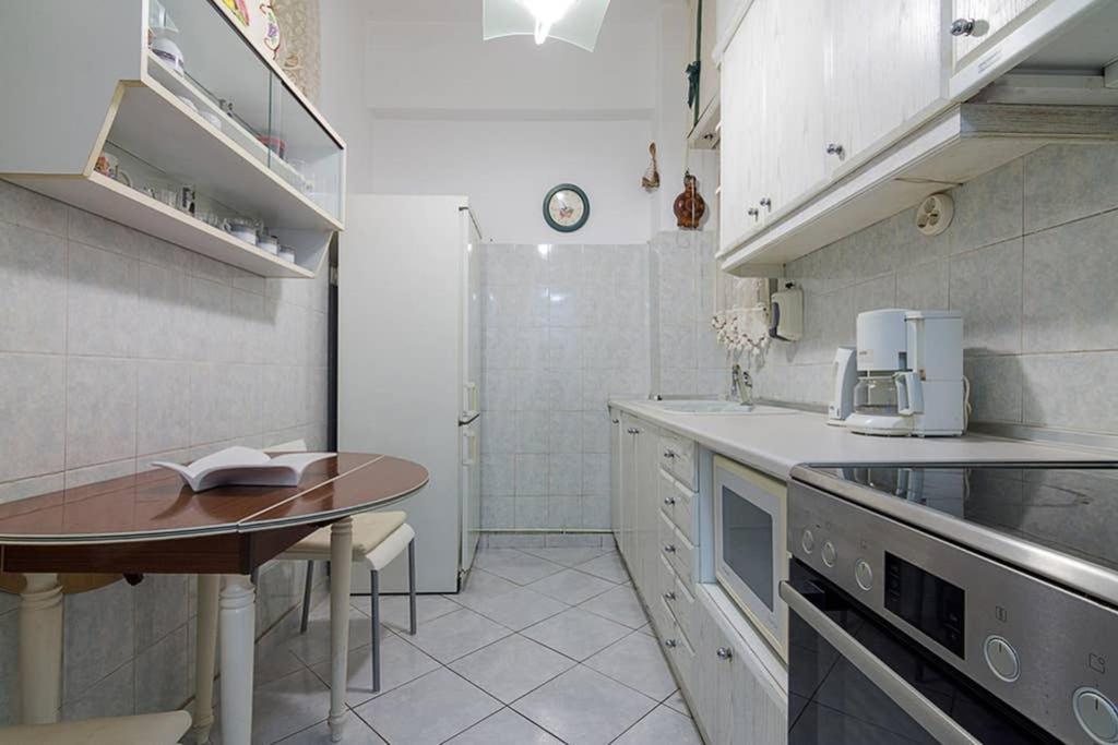 Vintage Style Apartment With Beautiful Backyard アテネ エクステリア 写真