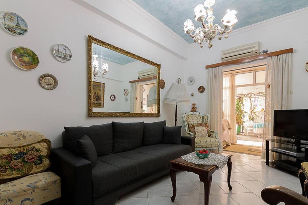Vintage Style Apartment With Beautiful Backyard アテネ エクステリア 写真