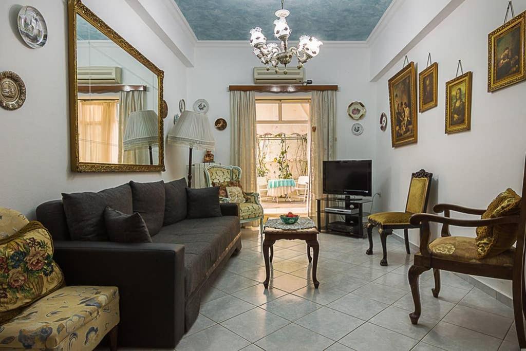 Vintage Style Apartment With Beautiful Backyard アテネ エクステリア 写真